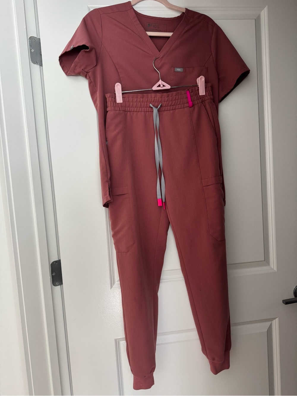 Figs Women's Jogger Scrub Set in Dusty Rose